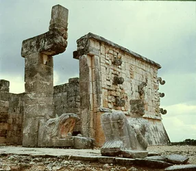 Temple des Guerriers, Colonne du Serpent à plumes